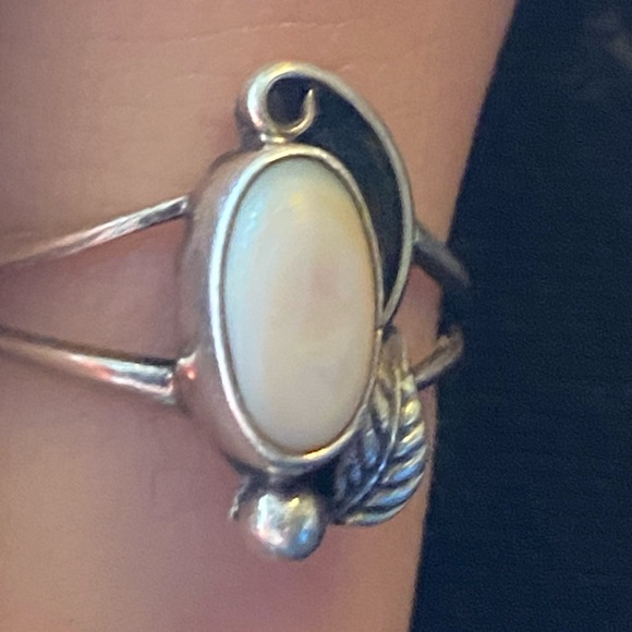 Pawn Sterling Silver Mother of Pearl Ring w Feather and Spiral/ S 5.5 - Picture 2 of 5